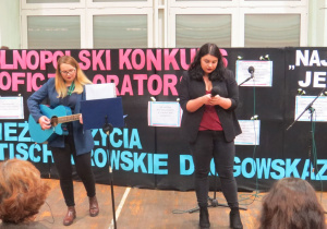 Występ artystyczny absolwentek XXIII LO od lewej Anna Miazek i Iga Chwiałkowska